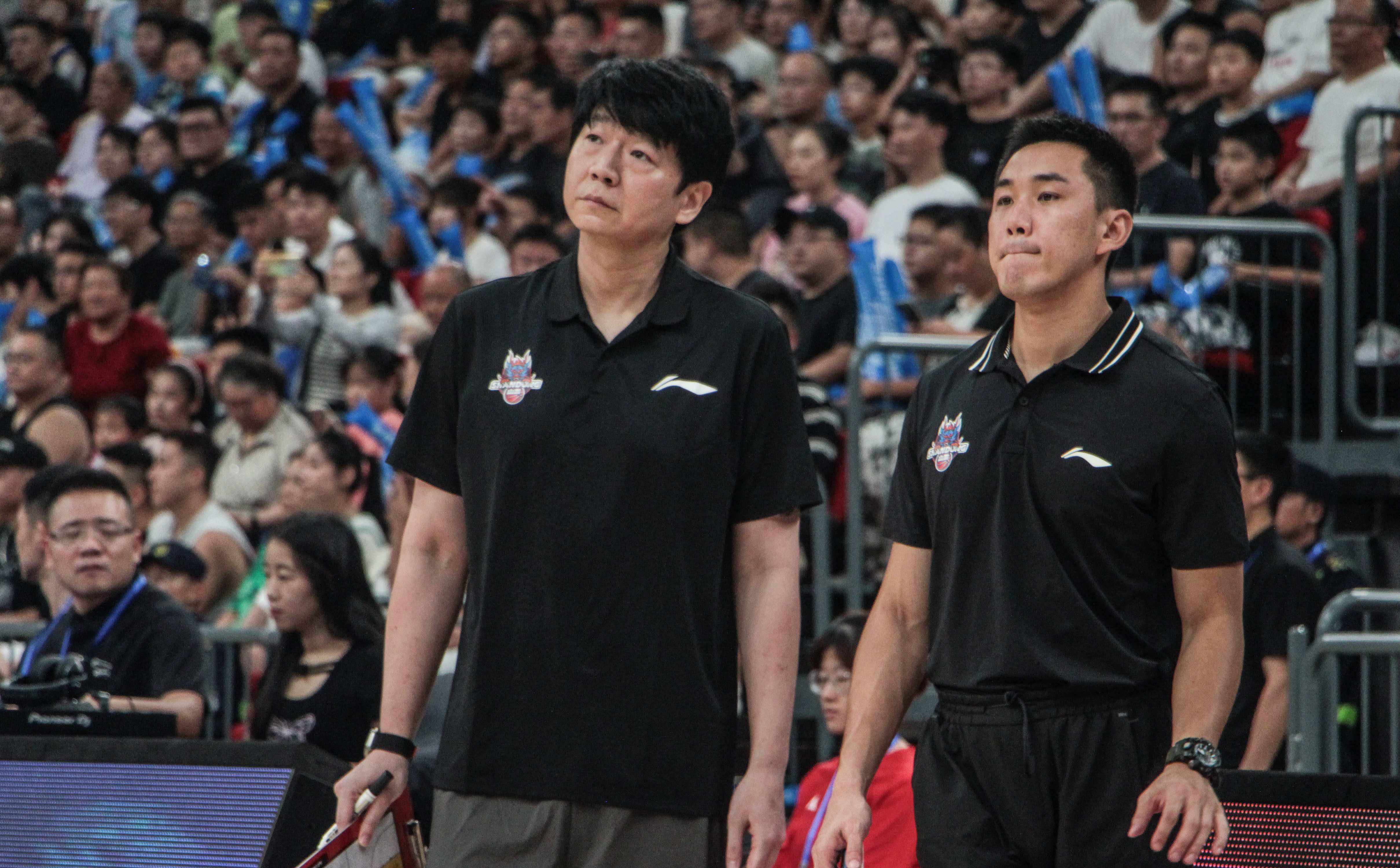 包含山东男篮发布备战花絮；转会期调整名单；欧篮联任务艰巨；年轻球员得到机会的词条